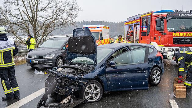 Unfall auf der A70 bei leichtem Schneefall: Fahrer und und Beifahrerin verletzt