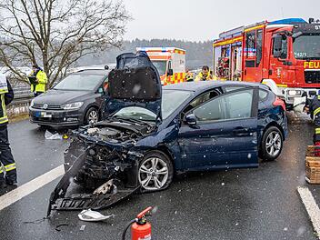 Unfall auf der A70 bei leichtem Schneefall: Fahrer und und Beifahrerin verletzt