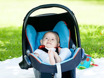 Baby in Aschaffenburg vor Auto gerettet