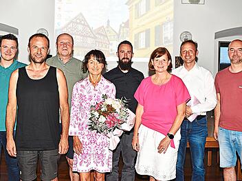 Der neu gew&auml;hlte Vorstand des Zweckverbands zur Wasserversorgung der G&auml;rtenrother Gruppe (v.l.): Gesch&auml;ftsleiter Hannes Baier, Tino Motschmann, Manfred Stark, Marcel B&auml;r und Michael Foltes mit der Vorsitzenden Susanne Bock von W&uuml;lfingen und ihrem ...