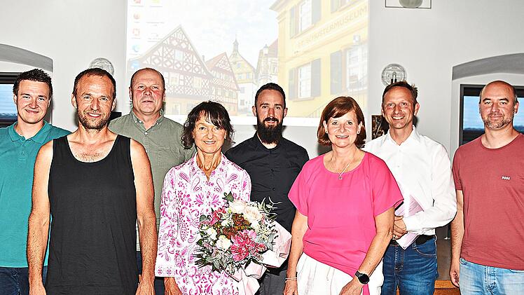 Der neu gew&auml;hlte Vorstand des Zweckverbands zur Wasserversorgung der G&auml;rtenrother Gruppe (v.l.): Gesch&auml;ftsleiter Hannes Baier, Tino Motschmann, Manfred Stark, Marcel B&auml;r und Michael Foltes mit der Vorsitzenden Susanne Bock von W&uuml;lfingen und ihrem ...
