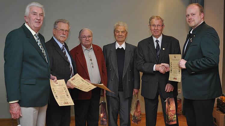 Vereinsinterne Ehrungen (von links) beim Gesangverein Reiterswiesen: Richard Renninger, Ewald Renninger, Günter Beck, Theobald Kuhn, Arnold Greubel mit dem Vorsitzenden Stefan Greubel