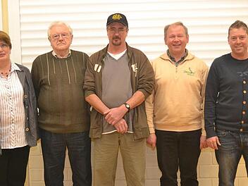 Die Vorsitzende des Angelsportvereins Ramsthal, Sonja Seufert, ehrte für 25-jährige Mitgliedschaft: (von links) Leo Mantel, Norbert Ziegler, Klaus Kemmer und Holger Späth. Fotos: Andreas Lomb