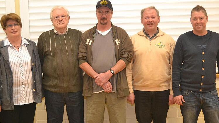 Die Vorsitzende des Angelsportvereins Ramsthal, Sonja Seufert, ehrte für 25-jährige Mitgliedschaft: (von links) Leo Mantel, Norbert Ziegler, Klaus Kemmer und Holger Späth. Fotos: Andreas Lomb