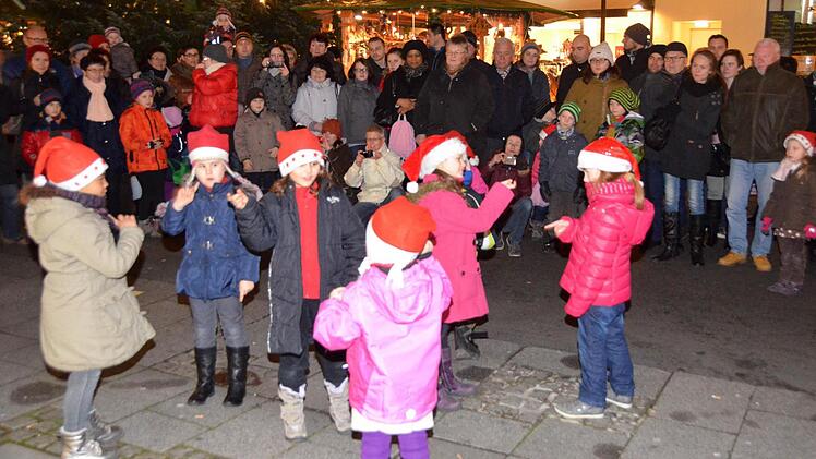 Tanzvorführung der Tanzschule Drosd Tessari auf dem Weihnachtsmarkt in Bad Kissingen
