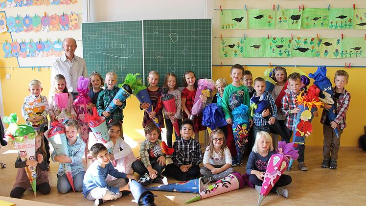 In der 1c: Viele bunte Schultüten mit Eulen, Einhörnern, Feuerwehrmännern und Bauarbeitern gibt es in der Klasse von Günther Weidner in der Dr.-Roßbach-Schule.  Foto: Wenjia Qian