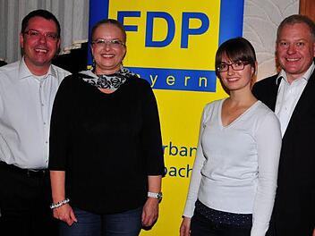 Zwei Damen ergänzen künftig den Vorstand des FDP-Kreisverbandes: Margit Drechsler (Zweite von links) als Beisitzerin und Ann Kathrin Wölk als Schatzmeisterin. Darüber freuen sich der alte und neue Vorsitzende Thomas Nagel (links) und der oberfränkische Bezirksvorsitzende Thomas Hacker. Foto: Stephan Herbert Fuchs