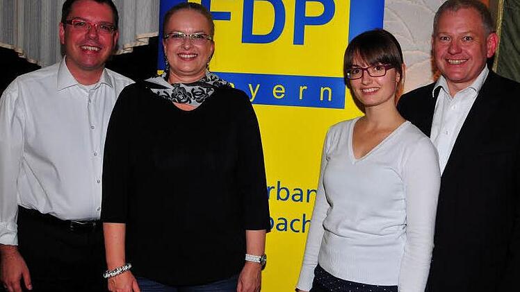 Zwei Damen ergänzen künftig den Vorstand des FDP-Kreisverbandes: Margit Drechsler (Zweite von links) als Beisitzerin und Ann Kathrin Wölk als Schatzmeisterin. Darüber freuen sich der alte und neue Vorsitzende Thomas Nagel (links) und der oberfränkische Bezirksvorsitzende Thomas Hacker. Foto: Stephan Herbert Fuchs