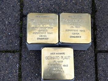 Drei Stolpersteine erinnern an das Schicksal der einst in Hirschaid beheimateten Familie Plaut.  Fotos: Andrea SpörleinDrei Stolpersteine erinnern an das Schicksal der einst in Hirschaid beheimateten Familie Plaut.  Fotos: Andrea Spörlein
