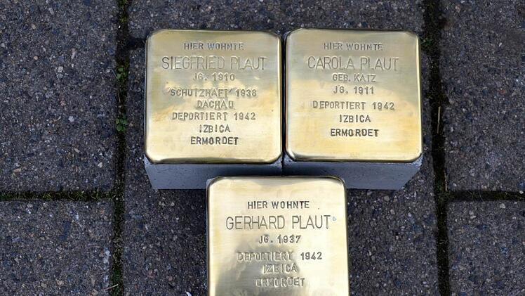 Drei Stolpersteine erinnern an das Schicksal der einst in Hirschaid beheimateten Familie Plaut.  Fotos: Andrea SpörleinDrei Stolpersteine erinnern an das Schicksal der einst in Hirschaid beheimateten Familie Plaut.  Fotos: Andrea Spörlein