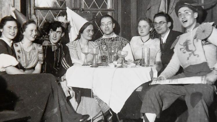Die Rettl im Fasching (Dritte von rechts) Repro: Ronald Rinklef