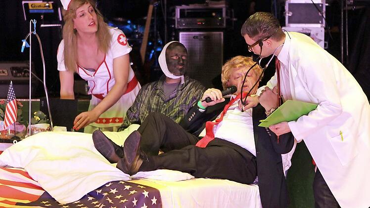 Der englischsprachige Patient: Dr. K. Sanova (rechts) untersuchte den amerikanischen Präsidenten Donald Trump wegen seiner Herzbeschwerden, während sich Schwester Gina um die Ohren seines Vorgängers Barack Obama kümmerte.  Foto: Michael Wunder