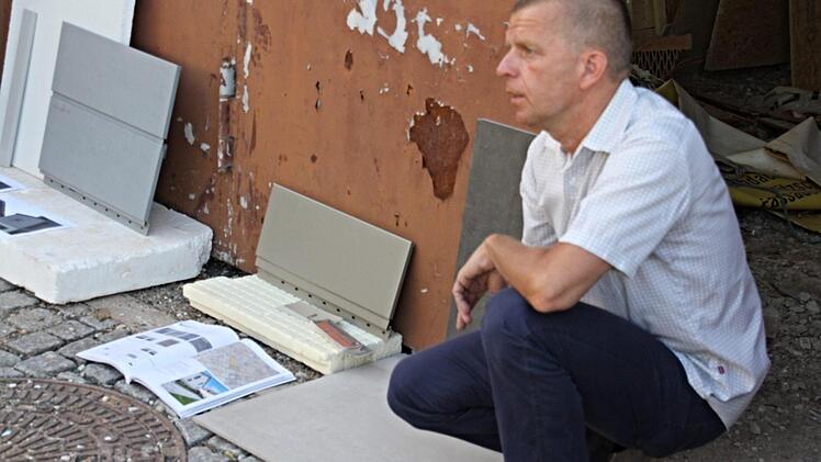 Diplomingenieur Martin Burgsmüller stellte dem Gemeinderat mögliche Varianten für die Außengestaltung der "Bürgerwerkstatt" vor.