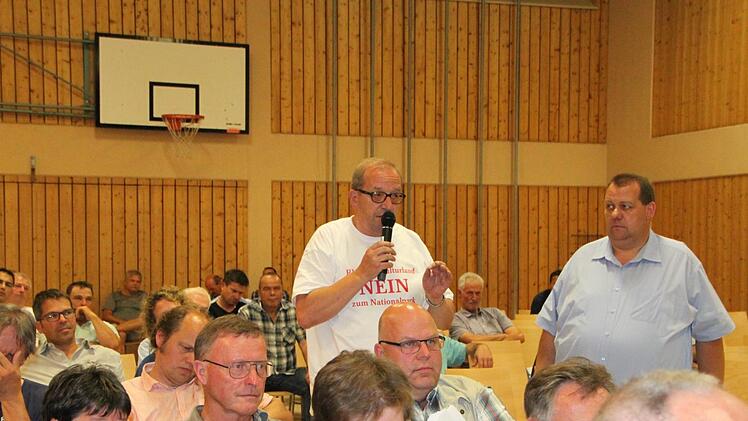 Vor allem die Gegner eines Nationalparks brachten kritische Fragen vor. Foto: Ulrike Müller