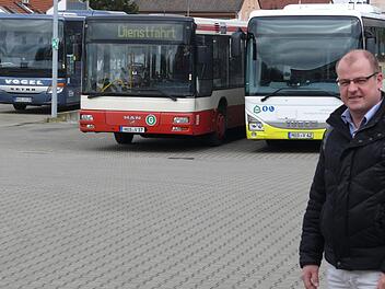 Der Großteil des Linienbus-Fuhrparks, den Damian Breuer bei der Höchstadter Firma Vogel unter seiner Aufsicht hat, sollte die Voraussetzungen für die Blaue Plakette erfüllen.  Fotos: Karina Brock
