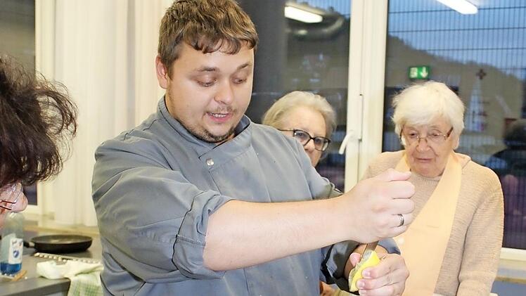 Trick zum Entsaften einer Zitrone mit einem Messer