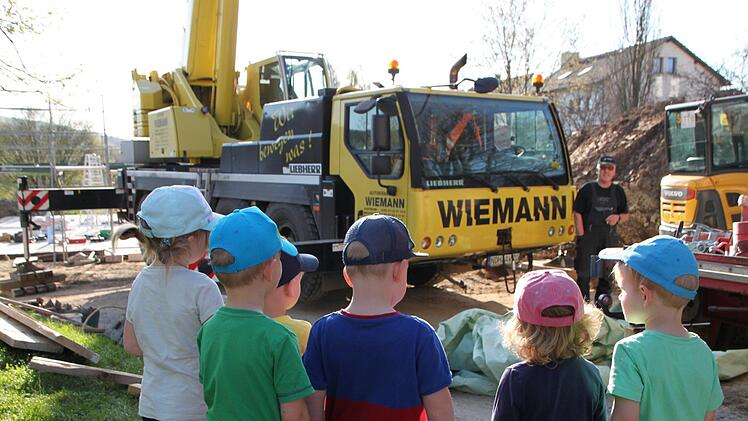 Ausnahmsweise dürfen die Kinder heute einmal auf die Baustelle zum Gucken - aber nur bis zum Kran. Foto: Ulrike Müller