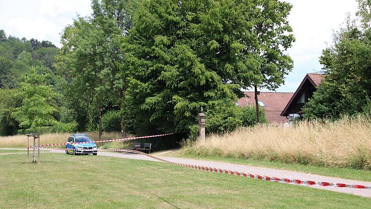 Der Weg befindet sich in der Nähe einer gepflegten Vorstadtsiedlung. Foto: Andreas Schmitt