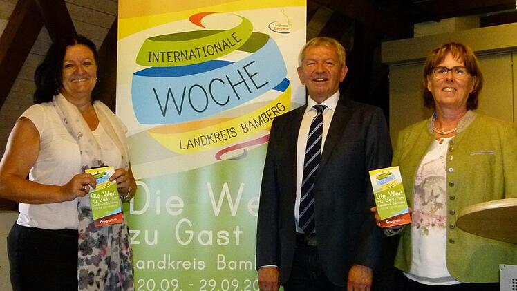 Sie präsentierten Idee und Programm der Internationalen Woche: Renate Kühhorn, Landrat Johann Kalb und Friederike Straub (von links) . Foto: Marion Krüger-Hundrup