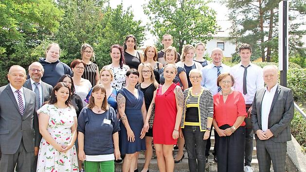 Stellvertretender Landrat J&uuml;rgen Englert (links vorne), Georg Gi&szlig;ler (2.von links), Sonja Scholz und Sabine Conhoff (vorne links) sowie B&uuml;rgermeister Helmut Blank (rechts), Bezirksr&auml;tin Karin Renner (2. von rechts) und Bundestagsabgeordnete Sabine Dittmar (3. von rechts) verabschiedeten die Abschlussklasse der Altenpflege. Foto: Heike Beudert