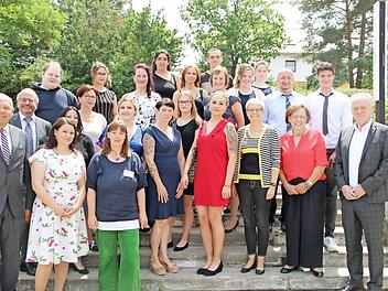 Stellvertretender Landrat Jürgen Englert (links vorne), Georg Gißler (2.von links), Sonja Scholz und Sabine Conhoff (vorne links) sowie Bürgermeister Helmut Blank (rechts), Bezirksrätin Karin Renner (2. von rechts) und Bundestagsabgeordnete Sabine Dittmar (3. von rechts) verabschiedeten die Abschlussklasse der Altenpflege. Foto: Heike Beudert