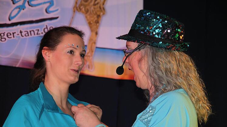 Seit 20 Jahren tanzt Veronika Durst.  Dafür heftete ihr Vorsitzende Iris Kröner eine Ehrenadel ans Revers. Foto:  Stephan Stöckel