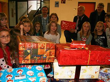 Einen Berg  an Geschenken haben die Stadtsteinacher Grundschüler  für arme Kinder in Rumänien, Moldawien und der Ukraine aufgetürmt. Schulleiter Michael Pfitzner, Berndt Lengenfelder von Round Table sowie Pfarrer Ulrich Böhm aus Neuenmarkt sind begeistert. Foto: Sonja Adam