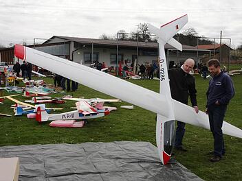 Bernd Puderbach lässt sich Details eines Modellflugzeuges mit sechs Metern Flügelspannweite erklären. Foto: Franz Galster