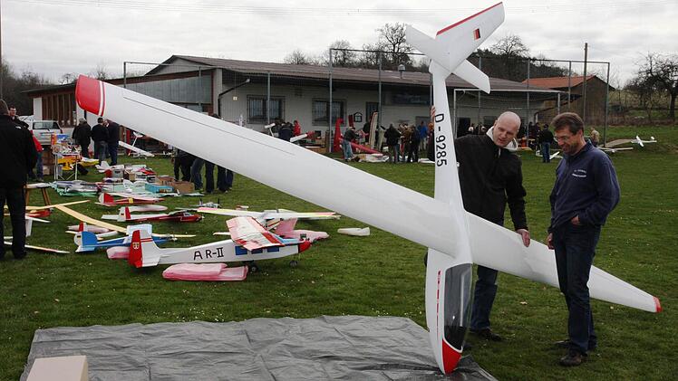 Bernd Puderbach lässt sich Details eines Modellflugzeuges mit sechs Metern Flügelspannweite erklären. Foto: Franz Galster