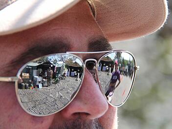 Dieser Mann hat ein Militär-Camp im Blick. Fotos: Gerd Schaar/Ulrike Müller