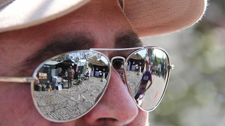 Dieser Mann hat ein Militär-Camp im Blick. Fotos: Gerd Schaar/Ulrike Müller