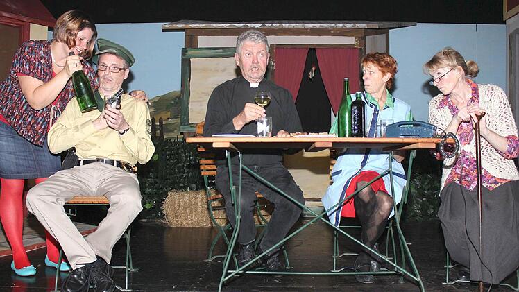 Als trinkfeste Gesellschaft erweisen sich (von links) Hedwig (Yvonne Kuhn), Polizist Pappenfuß (Rudi Klos), Pfarrer Fuchs (Dieter Kraft), Ages (Christine Brauer) und Ilse von Schönfelder (Margot Wittig).