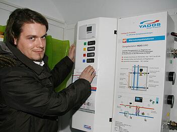 Johannes Schnabel von der Energievision Frankenwald zeigt, wie eine Übergabestation aussieht: klein und unauffällig. Foto: Sonja Adam