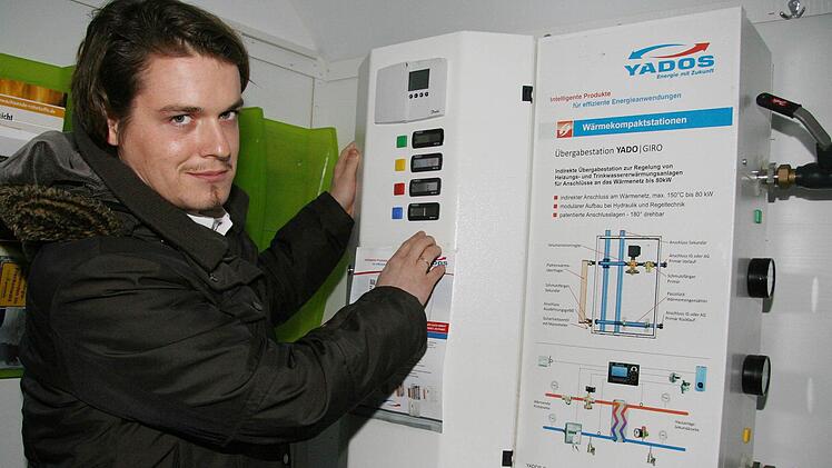Johannes Schnabel von der Energievision Frankenwald zeigt, wie eine Übergabestation aussieht: klein und unauffällig. Foto: Sonja Adam