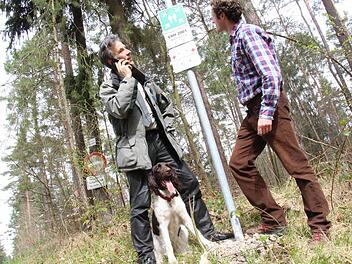 Forstdirektor Peter Pröbstle und Projektkoordinator Thomas Roitzsch stehen vor einem Schild der "Rettungskette Forst" zwischen Beutelsdorf und Hammerbach. Die App "Hilfe im Wald" soll Verunglückte im Wald schneller auffindbar machen. Foto: Christian Bauriedel