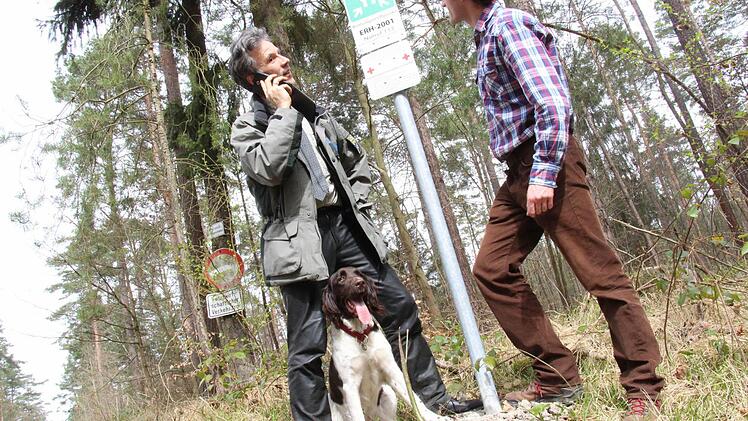 Forstdirektor Peter Pröbstle und Projektkoordinator Thomas Roitzsch stehen vor einem Schild der "Rettungskette Forst" zwischen Beutelsdorf und Hammerbach. Die App "Hilfe im Wald" soll Verunglückte im Wald schneller auffindbar machen. Foto: Christian Bauriedel