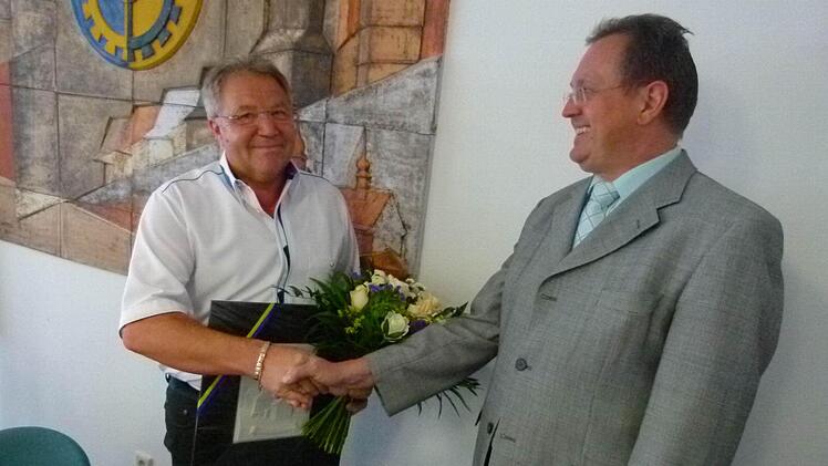Bürgermeister Udo Siegel (rechts) gratulierte Horst Herdan (links) zur Verleihung der Verdienstmedaille der Bundesrepublik Deutschland und würdigte dessen Engagement für die Gemeinde.  Foto: Lothar Weidner