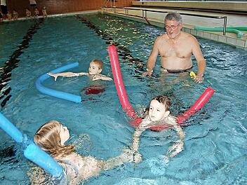 Meist mit Begeisterung sind die Schulkinder, wie hier die der Klasse 1b, bei der Schwimmausbildung mit Rudolf Rath (hinten) bei der Sache. Ein toller Beitrag der DLRG Ebern beim Schwimmunterricht der Grundschulkinder.  Foto: privat