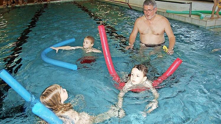 Meist mit Begeisterung sind die Schulkinder, wie hier die der Klasse 1b, bei der Schwimmausbildung mit Rudolf Rath (hinten) bei der Sache. Ein toller Beitrag der DLRG Ebern beim Schwimmunterricht der Grundschulkinder.  Foto: privat