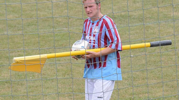 Frustrierter Abgang: Wolfgang Sobotzick vom TSV Euerdorf nach dem 0:8 gegen den FC Untererthal II. Foto: ssp