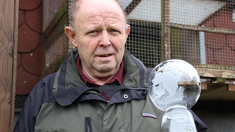 Siegfried Markert mit dem Pokal für den sechsten Platz. Foto: Benedikt Borst