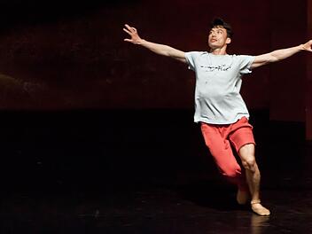 Ein anmaßender Mensch auf der Suche nach sich selbst: Po-Sheng Yeh als Peer Gynt in der Choreografie von Ballettchef Mark McClain. Noch wird geprobt.  Fotos: Jochen Berger