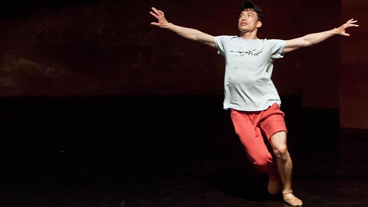 Ein anmaßender Mensch auf der Suche nach sich selbst: Po-Sheng Yeh als Peer Gynt in der Choreografie von Ballettchef Mark McClain. Noch wird geprobt.  Fotos: Jochen Berger