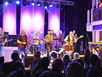 Sie rockte eine ganze Nacht lang die Stadthalle in Haßfurt und machte Stimmung bis zum letzten Ton: Die Kultband Revolver war zum zweiten Mal beim Kulturamt Haßfurt zu Gast und bot den 550 Besuchern eine fantastische Musik. Foto: Ulrike Langer