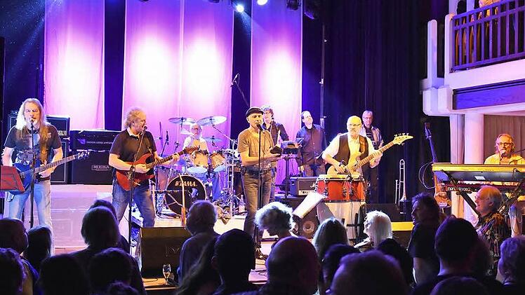 Sie rockte eine ganze Nacht lang die Stadthalle in Haßfurt und machte Stimmung bis zum letzten Ton: Die Kultband Revolver war zum zweiten Mal beim Kulturamt Haßfurt zu Gast und bot den 550 Besuchern eine fantastische Musik. Foto: Ulrike Langer