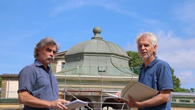 Architekt Christian Teichmann und Erwin Full vom Staatlichen Bauamt auf der Baustelle Luitpoldbad. Foto: Ralf Ruppert