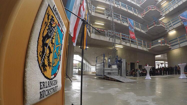 Das Atrium im Neubau des Landratsamts Erlangen-Höchstadt machte beim Richtfest Eindruck. Rund 40 Millionen Euro soll der Bau kosten. Foto: Christian Bauriedel