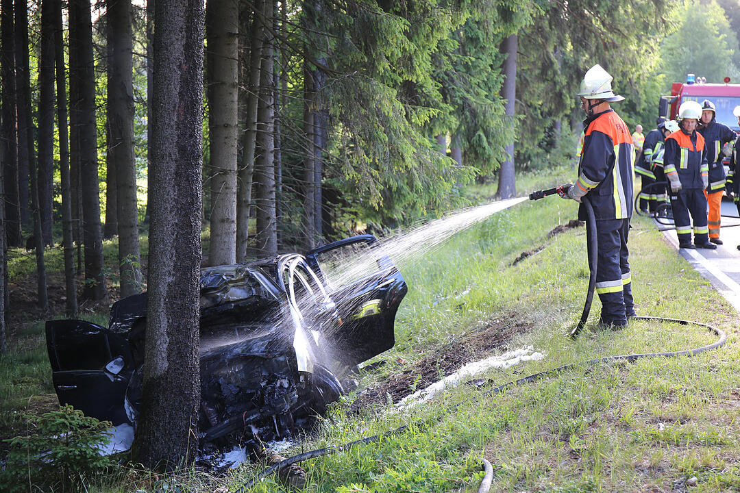 Helmbrechts: Auto gegen Baum gekracht und in Flammen aufgegangen