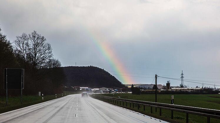 Ein Regenbogen überm Käppelesberg bei Zeil - fotografiert von René Ruprecht.