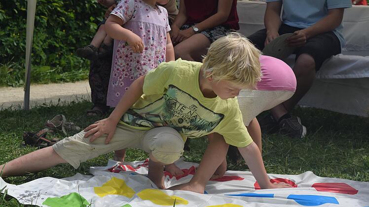 Lennard, sechs Jahre alt, hat beim Twister-Spielen viel Spa&szlig;.